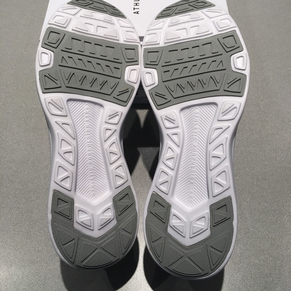 APL TechLoom Breeze Sneaker Metallic Silver NIB - Picture 4 of 4